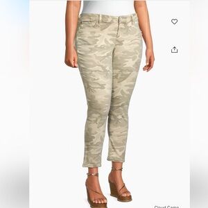 Camouflage ankle/crop pants.